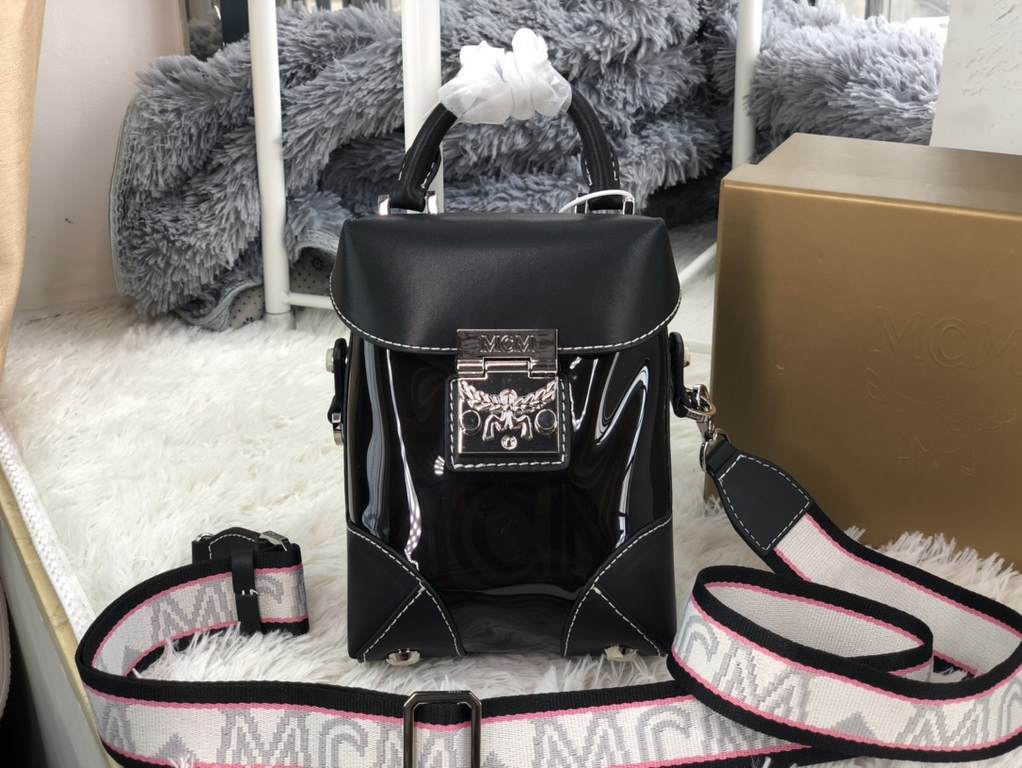 [Cool Black Translucent Fries Bar] Model 8962This beloved crossbody bag has been reimagined in a translucent look, with a traditional sophistication borrowed from MCM's traditional hard luggage, while its translucent bod