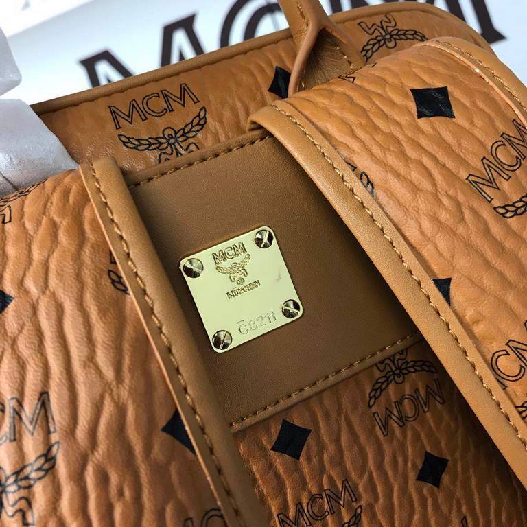 [MCM] Original stock   Duke model backpack, made of classic MCM letter print coated canvas in a minimalist style, features a top closure zipper. Built-in compartment for tablet storage. The interior is optionally lined w