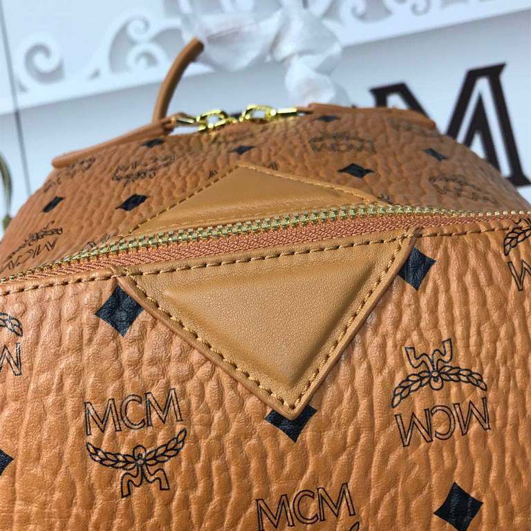 [MCM] Original stock   Duke model backpack, made of classic MCM letter print coated canvas in a minimalist style, features a top closure zipper. Built-in compartment for tablet storage. The interior is optionally lined w