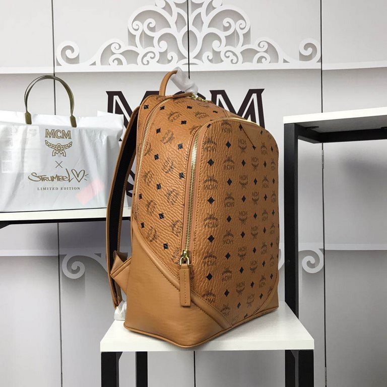 [MCM] Original stock   Duke model backpack, made of classic MCM letter print coated canvas in a minimalist style, features a top closure zipper. Built-in compartment for tablet storage. The interior is optionally lined w