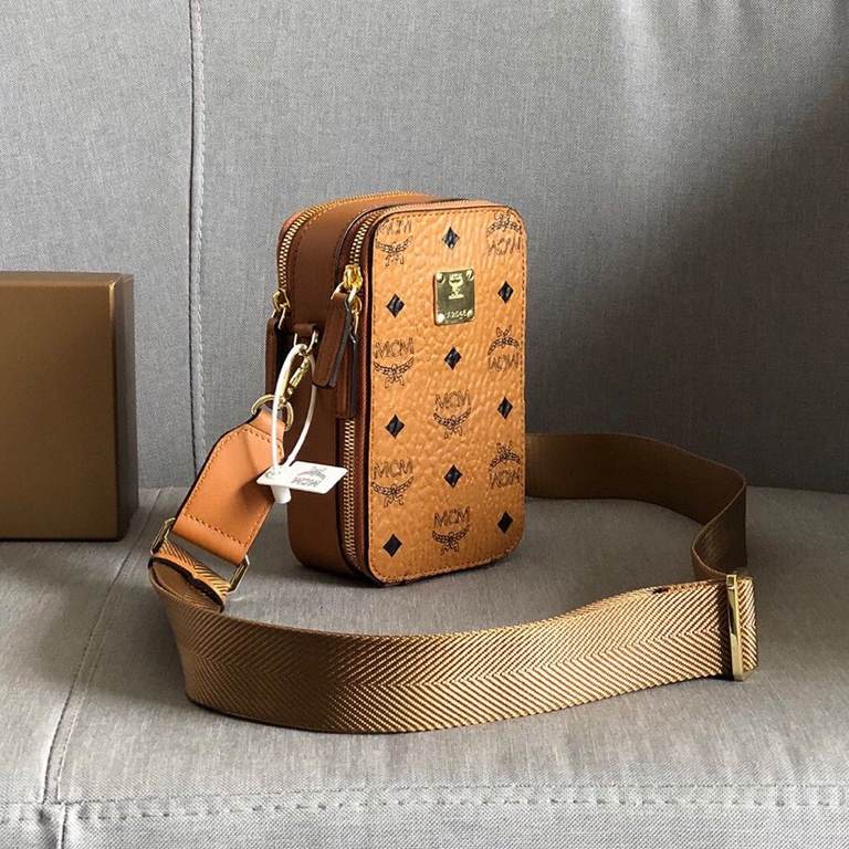 ［Designed for the MCM lover, the Visetos collection showcases the timeless style of MCM's classic Visetos. Crafted from classic Visetos materials and featuring the legendary Classic Floral print, the curved-edge camera b