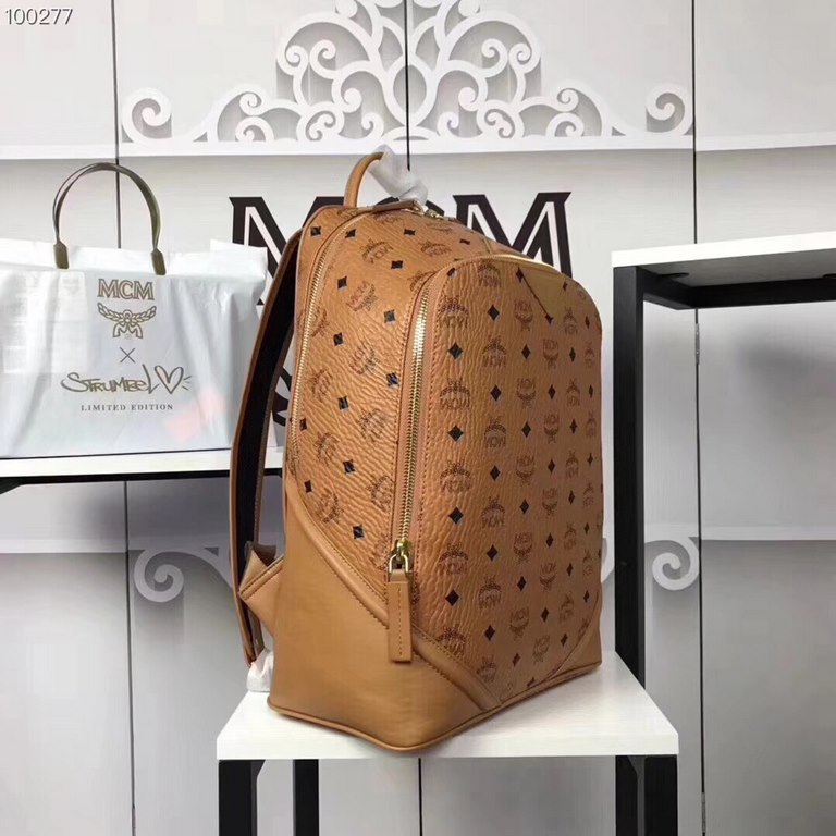 [MCM] Original stock   Duke model backpack, made of classic MCM letter print coated canvas in a minimalist style, features a top closure zipper. Built-in compartment for tablet storage. The interior is optionally lined w