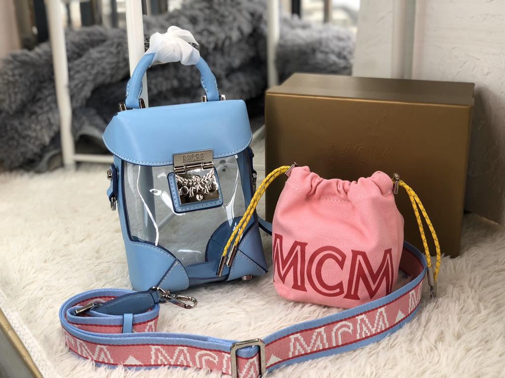 [Sky Blue Translucent Jelly Bag] Model 8962This beloved crossbody bag has been reimagined in a translucent look, with a traditional sophistication borrowed from MCM's traditional hard luggage, and a translucent body that