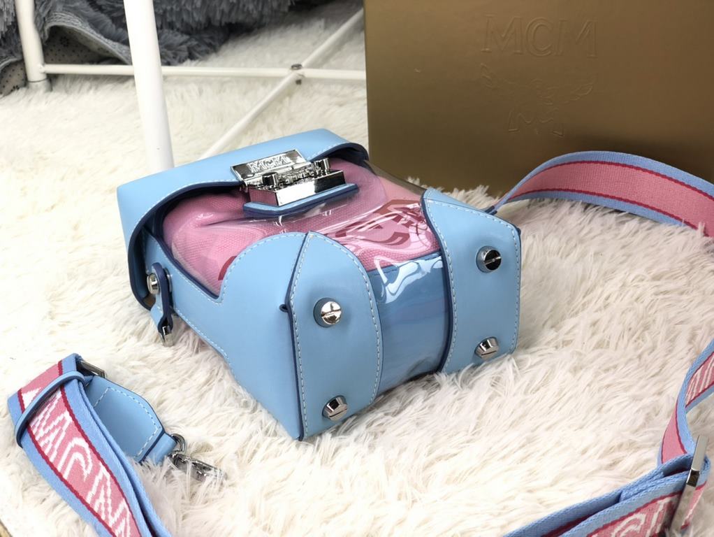 [Sky Blue Translucent Jelly Bag] Model 8962This beloved crossbody bag has been reimagined in a translucent look, with a traditional sophistication borrowed from MCM's traditional hard luggage, and a translucent body that