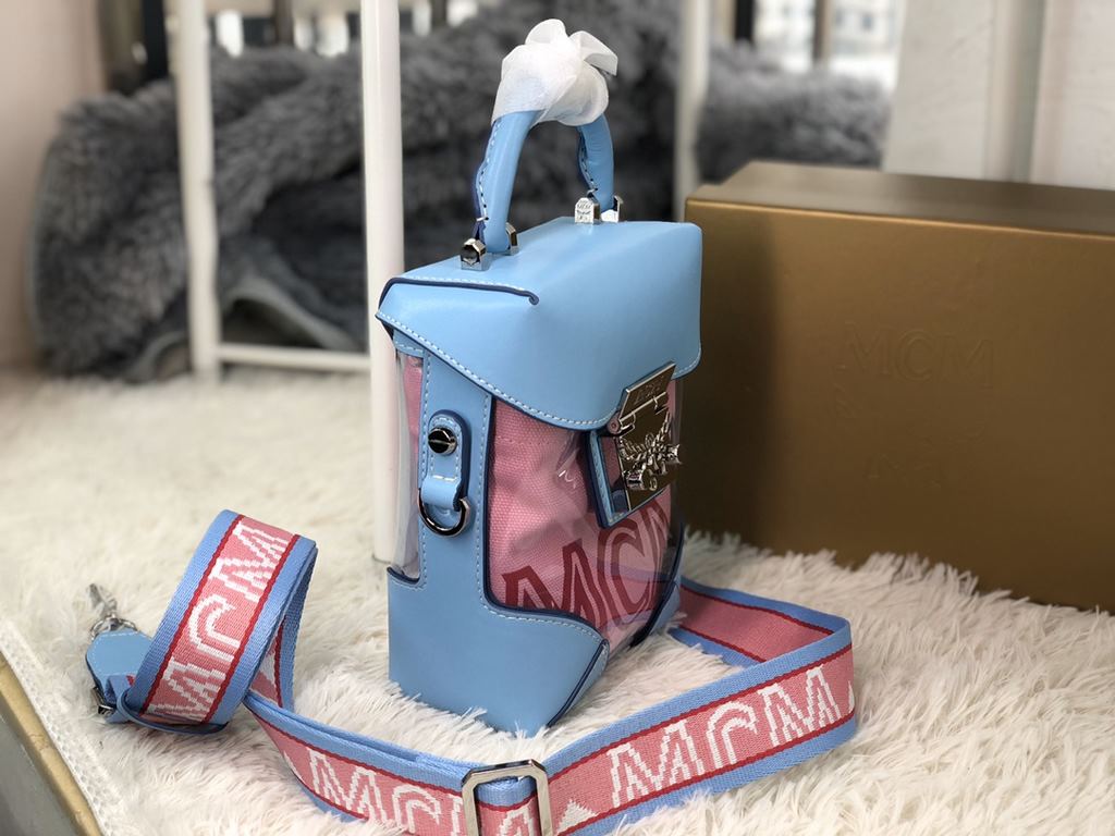 [Sky Blue Translucent Jelly Bag] Model 8962This beloved crossbody bag has been reimagined in a translucent look, with a traditional sophistication borrowed from MCM's traditional hard luggage, and a translucent body that