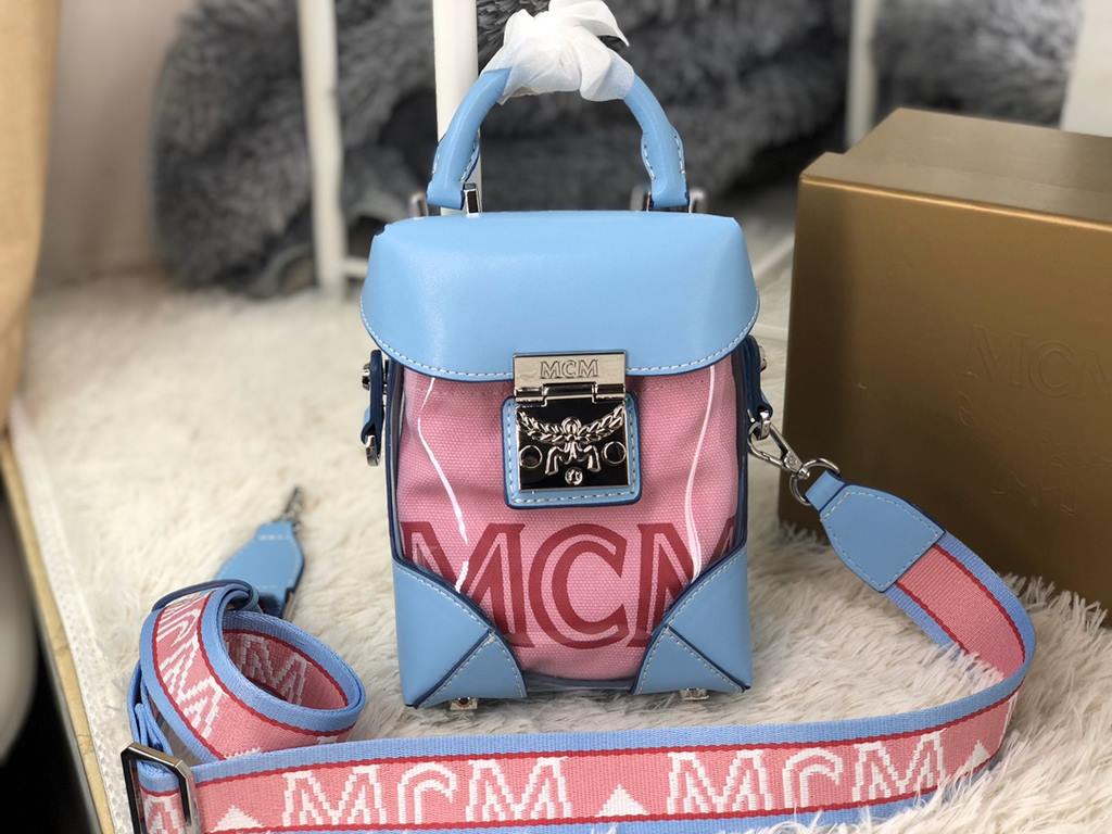 [Sky Blue Translucent Jelly Bag] Model 8962This beloved crossbody bag has been reimagined in a translucent look, with a traditional sophistication borrowed from MCM's traditional hard luggage, and a translucent body that