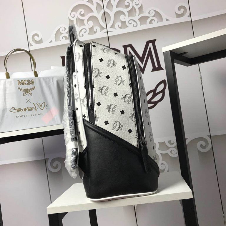 [MCM] Original Goods   Duke Model Shoulder Bag   Backpack is made of classic MCM monogrammed coated canvas in a minimalist style and features a top closure zipper. Built-in compartment for tablet storage. The interior is