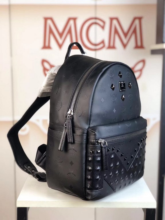 Code old model 2071 small size pictureMCM classic model 4 studs vinyl print original goods  , real small size picture versatile universal models , using embossed print with lychee grain cowhide leather press studs   hit 