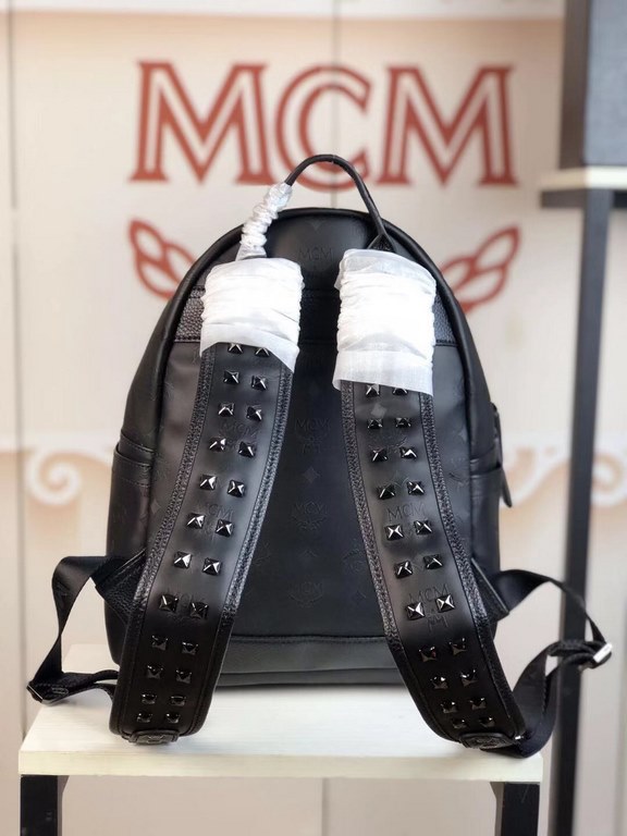 Code old model 2071 small size pictureMCM classic model 4 studs vinyl print original goods  , real small size picture versatile universal models , using embossed print with lychee grain cowhide leather press studs   hit 