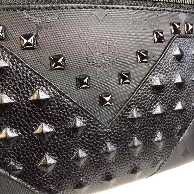 Code old model 2071 small size pictureMCM classic model 4 studs vinyl print original goods  , real small size picture versatile universal models , using embossed print with lychee grain cowhide leather press studs   hit 