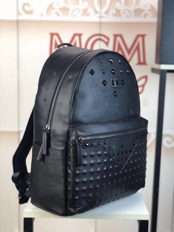 Code old model 2071 large size pictureMCM classic model 4 studs vinyl print original goods  , real small size picture versatile universal models , using embossed print with lychee grain cowhide leather press studs   hit 