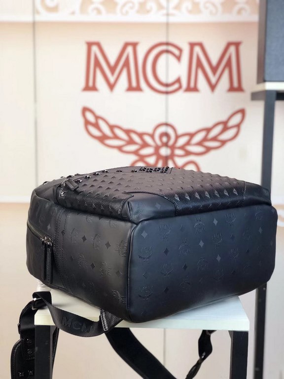 Code old model 2071 large size pictureMCM classic model 4 studs vinyl print original goods  , real small size picture versatile universal models , using embossed print with lychee grain cowhide leather press studs   hit 