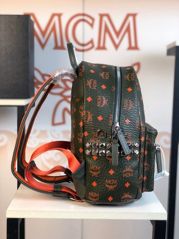 Dark green [MCM] new version of the side studded model, the item is made of our signature Visetos coated canvas with a luxurious lining   sheepskin Inside the structure of the tablet   insert pockets ykk zipper Bronze in