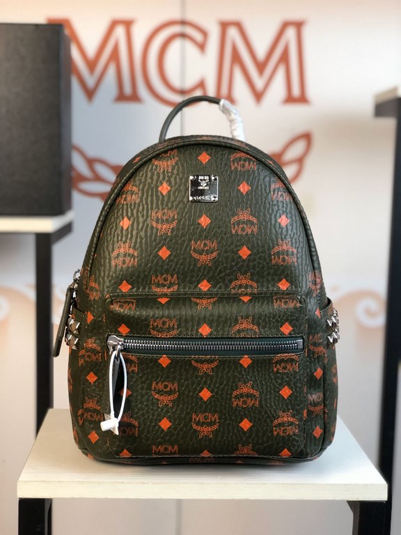 Dark green [MCM] new version of the side studded model, the item is made of our signature Visetos coated canvas with a luxurious lining   sheepskin Inside the structure of the tablet   insert pockets ykk zipper Bronze in