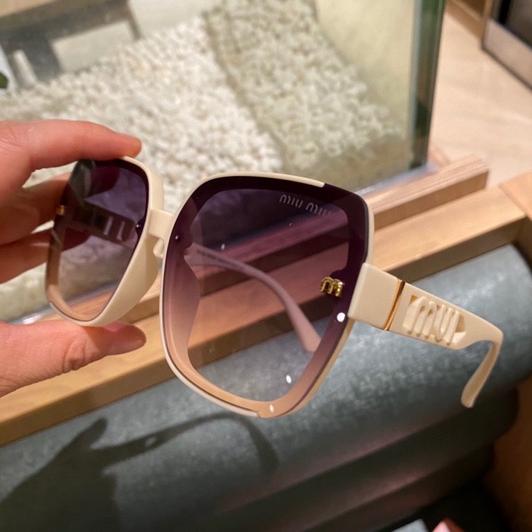 P  miumiu2024 latest models of polarized metal women's sunglasses   Material Polaroid high-definition polarized lenses, crafted foot wire is very atmospheric, vacuum coating, summer travel must-have models.3017