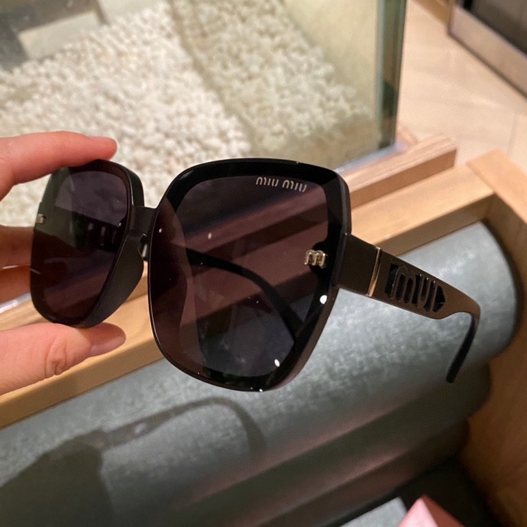 P  miumiu2024 latest models of polarized metal women's sunglasses   Material Polaroid high-definition polarized lenses, crafted foot wire is very atmospheric, vacuum coating, summer travel must-have models.3017