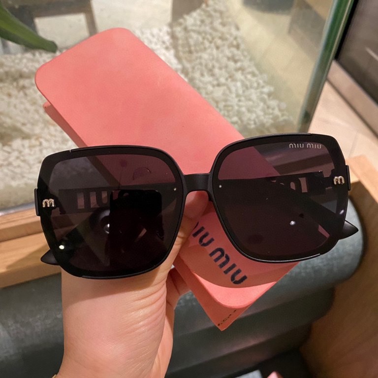 P  miumiu2024 latest models of polarized metal women's sunglasses   Material Polaroid high-definition polarized lenses, crafted foot wire is very atmospheric, vacuum coating, summer travel must-have models.3017