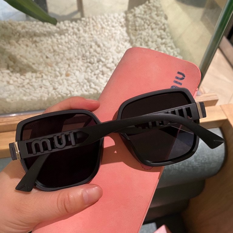 P  miumiu2024 latest models of polarized metal women's sunglasses   Material Polaroid high-definition polarized lenses, crafted foot wire is very atmospheric, vacuum coating, summer travel must-have models.3017