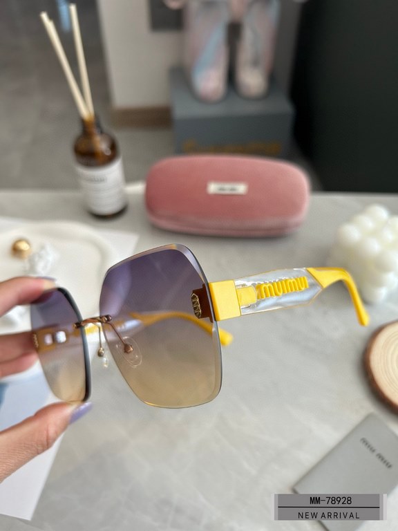 . [Italian fallacy-miumiu] . [Polaroid Resin Polarized Lenses]  . . [TR90 frames are lightweight and comfortable to wear]  . . [size 63-16-147, ] . [ Original sealed packaging 2023 new sunglasses reduce the burden of gla