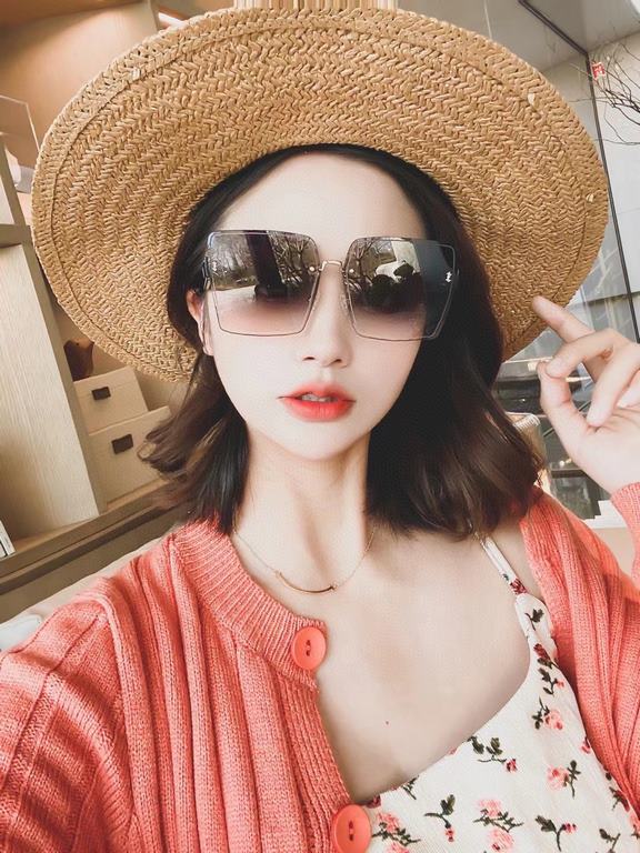 . Brand   Miu Miu miumiu women with the same original single polarized sunglasses   TR90 slice frame   imported Polaroid HD polarized lenses. Large frame fashion sunglasses  , high-end mirror leg design, the quality is a