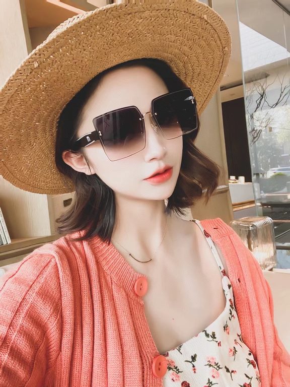 . Brand   Miu Miu miumiu women with the same original single polarized sunglasses   TR90 slice frame   imported Polaroid HD polarized lenses. Large frame fashion sunglasses  , high-end mirror leg design, the quality is a