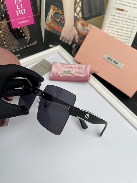 . Brand   Miu Miu miumiu women with the same original single polarized sunglasses   TR90 slice frame   imported Polaroid HD polarized lenses. Large frame fashion sunglasses  , high-end mirror leg design, the quality is a