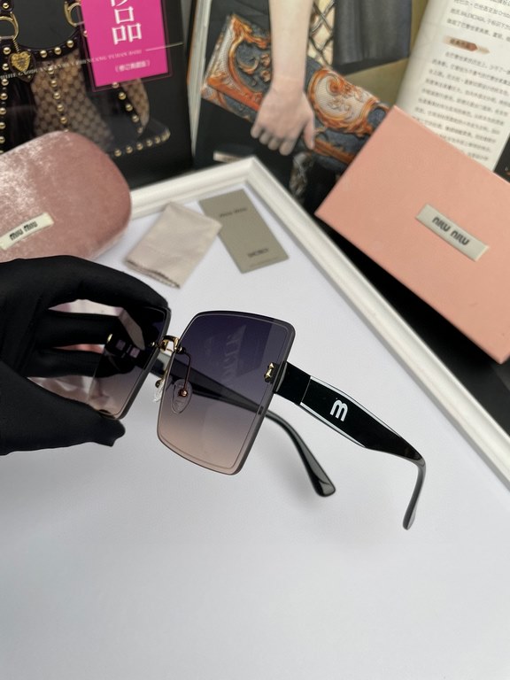 . Brand   Miu Miu miumiu women with the same original single polarized sunglasses   TR90 slice frame   imported Polaroid HD polarized lenses. Large frame fashion sunglasses  , high-end mirror leg design, the quality is a