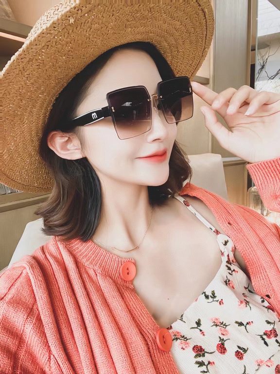 . Brand   Miu Miu miumiu women with the same original single polarized sunglasses   TR90 slice frame   imported Polaroid HD polarized lenses. Large frame fashion sunglasses  , high-end mirror leg design, the quality is a