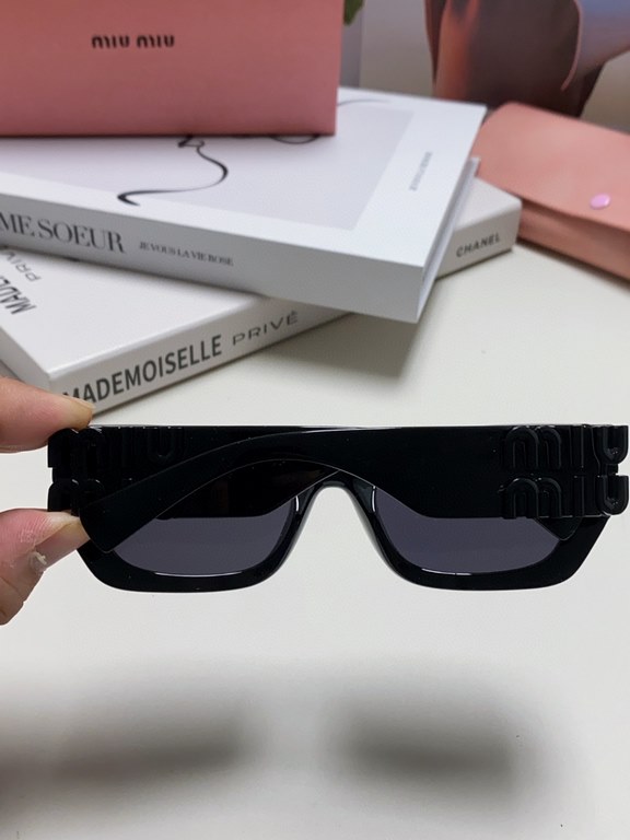 MIUMIU sunglasses are salty and sweet!!!! Love it so much!How can beautiful women not have a pair of good-looking sunglassesThis style of sunglasses is really nice!The miumiulogo on both sides is very chic!The shape is a