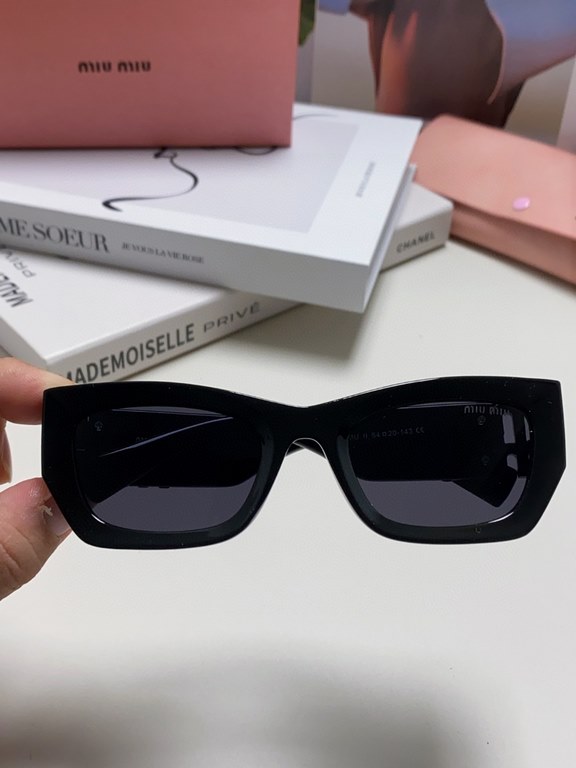 MIUMIU sunglasses are salty and sweet!!!! Love it so much!How can beautiful women not have a pair of good-looking sunglassesThis style of sunglasses is really nice!The miumiulogo on both sides is very chic!The shape is a