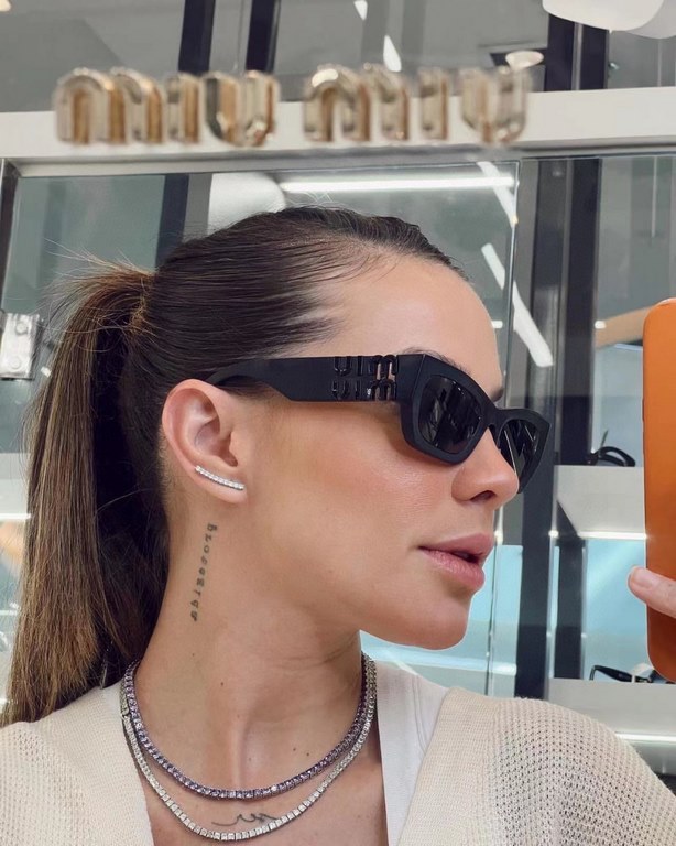 MIUMIU sunglasses are salty and sweet!!!! Love it so much!How can beautiful women not have a pair of good-looking sunglassesThis style of sunglasses is really nice!The miumiulogo on both sides is very chic!The shape is a