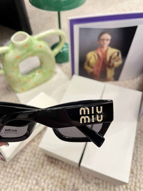 Today's collection of miumiu girls  【SMU 09S】 Drill legs blingbling～Cat eye frame type cool son Vacation gods