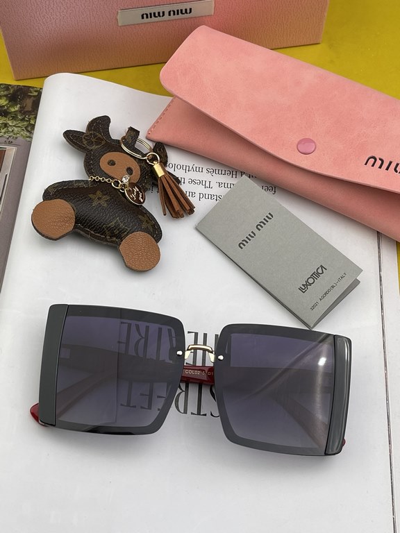 [miumiu polarized]  2021 new   fashionable and elegant sunglasses for women Sunglasses   to create a calm frame, the classic version of the combination of the new creative   inadvertently radiate a superb and extraordina