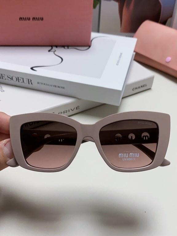 MiuMiu fallacy 2024 new Europe and the United States new fashion sunscreen cat's eye women's sunglasses trend senior sense of popularity of Ms. sunglasses