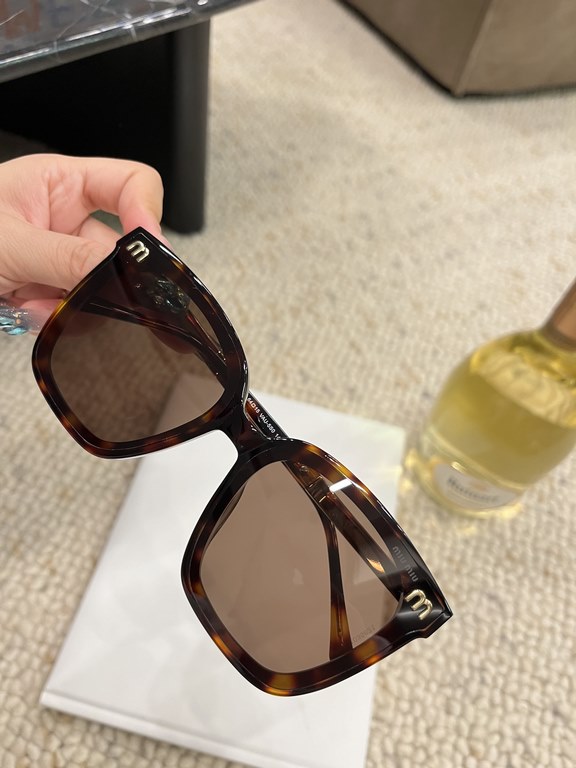 Miumiu 2024 on the new  Classic pop-up plate large square frame Versatile and not picky Summer travel must have sunscreen cover face Max ~