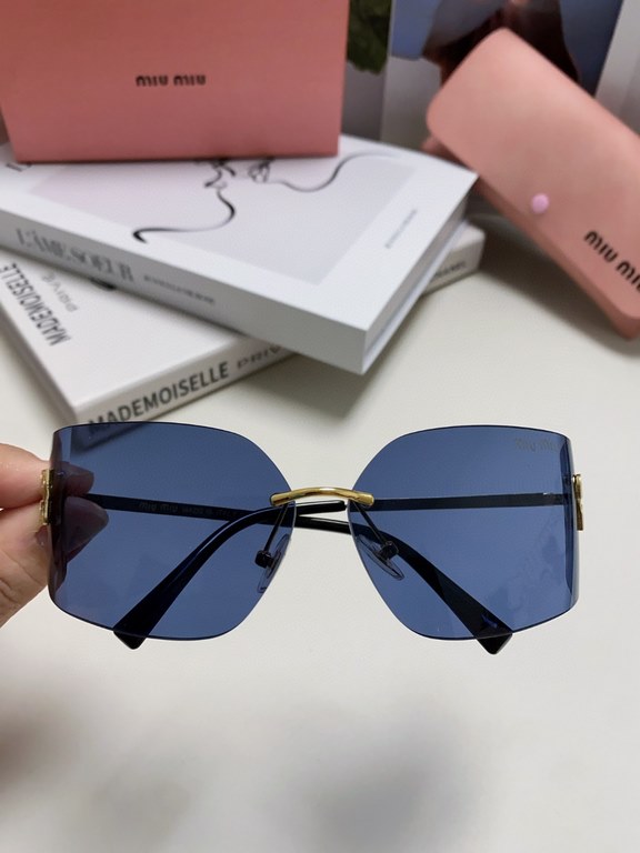 MIUMIU girl's new color is coming ~ want to weld on the face of the sunglasses!Hard goods are not afraid to be late ~ after months of ZP molding to createAny details perfectly reproduced, the official website without col