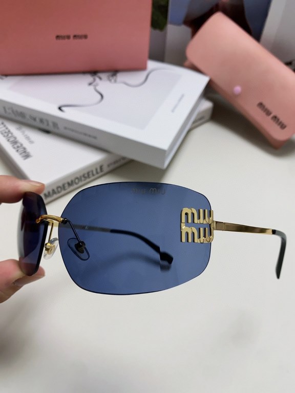 MIUMIU girl's new color is coming ~ want to weld on the face of the sunglasses!Hard goods are not afraid to be late ~ after months of ZP molding to createAny details perfectly reproduced, the official website without col