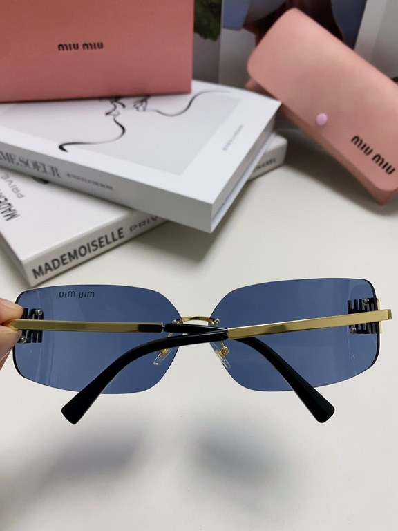 MIUMIU girl's new color is coming ~ want to weld on the face of the sunglasses!Hard goods are not afraid to be late ~ after months of ZP molding to createAny details perfectly reproduced, the official website without col