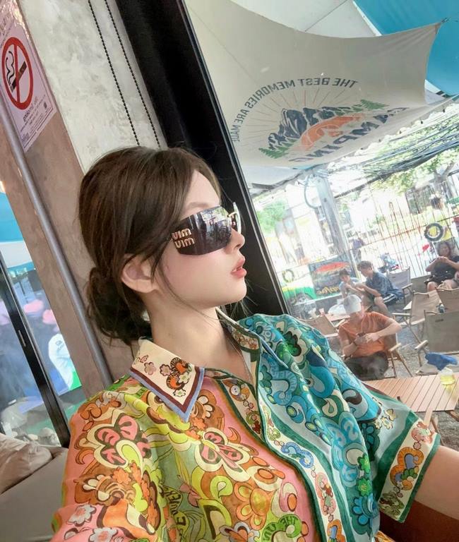 MIUMIU girl's new color is coming ~ want to weld on the face of the sunglasses!Hard goods are not afraid to be late ~ after months of ZP molding to createAny details perfectly reproduced, the official website without col