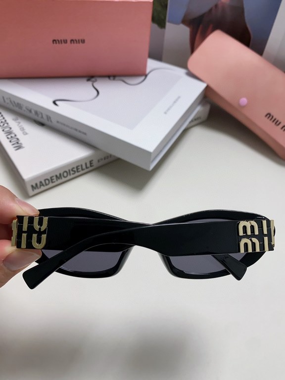 MiuMiu Miu Miu Cat Eye Sunglasses   Sweet Cool Modern Girl Look!Really taken! Very sweet ageing a sunglasses, the heart of the young girl hard to catch, can be salt and sweet! Too much love for the diamond-shaped face wi