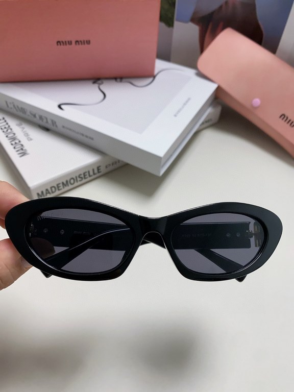 MiuMiu Miu Miu Cat Eye Sunglasses   Sweet Cool Modern Girl Look!Really taken! Very sweet ageing a sunglasses, the heart of the young girl hard to catch, can be salt and sweet! Too much love for the diamond-shaped face wi