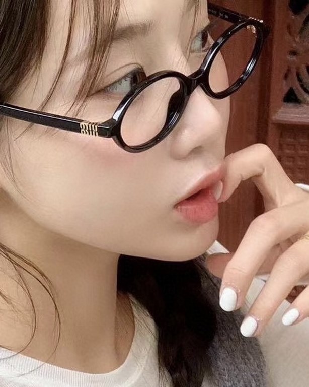 MIUMIU Miu Miu Zhang Yuanying models book nerd retro small round frame sunglasses for men and women 2024 new high-level sense of sunglasses sunshade UV oval street shooting