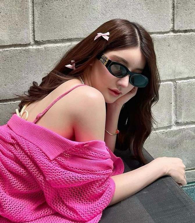 MiuMiu Miu Miu Cat Eye Sunglasses   Sweet Cool Modern Girl Look!Really taken! Very sweet ageing a sunglasses, the heart of the young girl hard to catch, can be salt and sweet! Too much love for the diamond-shaped face wi