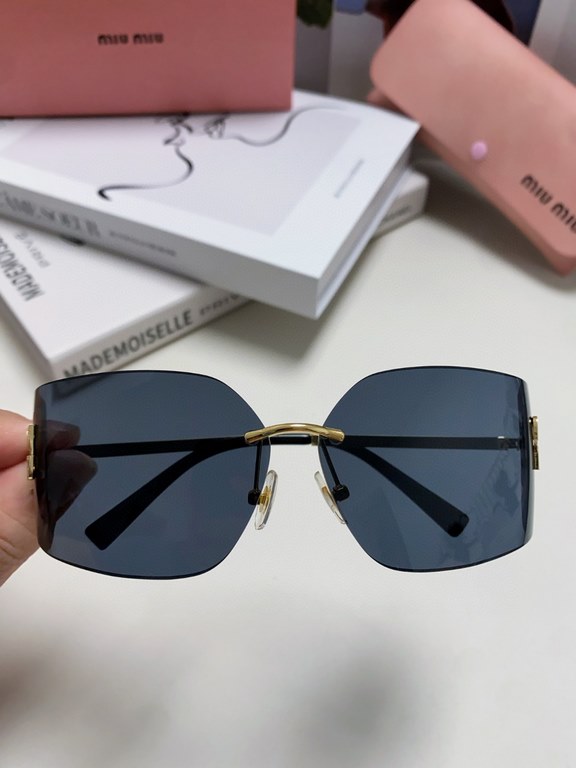 MIUMIU girl's new color is coming ~ want to weld on the face of the sunglasses!Hard goods are not afraid to be late ~ after months of ZP molding to createAny details perfectly reproduced, the official website without col