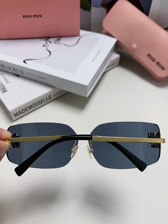 MIUMIU girl's new color is coming ~ want to weld on the face of the sunglasses!Hard goods are not afraid to be late ~ after months of ZP molding to createAny details perfectly reproduced, the official website without col