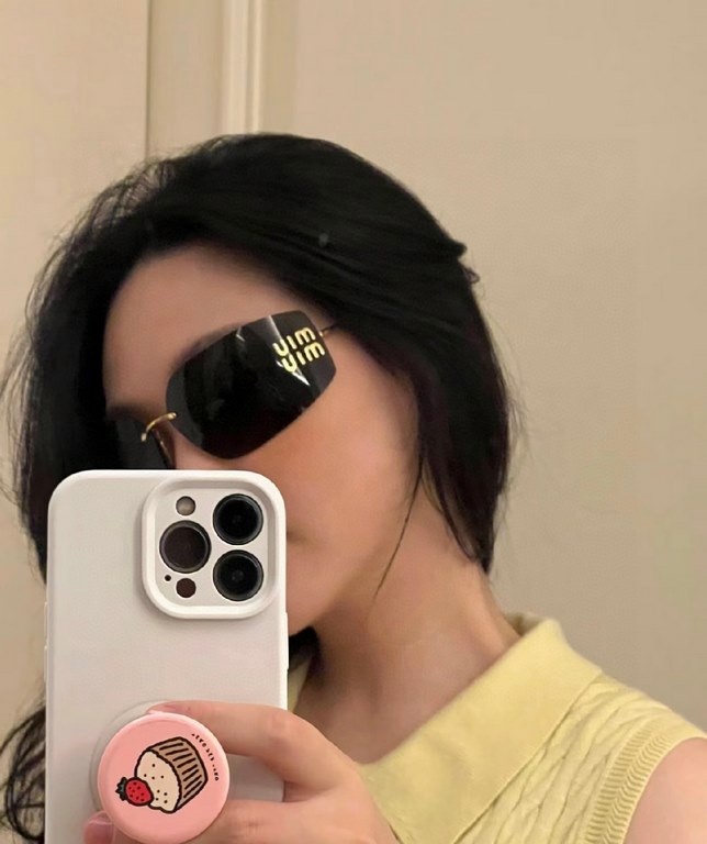 MIUMIU girl's new color is coming ~ want to weld on the face of the sunglasses!Hard goods are not afraid to be late ~ after months of ZP molding to createAny details perfectly reproduced, the official website without col