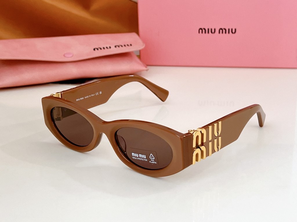 High version of the large logo non-market general merchandise   MIUMIU sunglasses can be salty and sweet!!!! Love it so much!How can beautiful women not have a pair of good-looking sunglassesThis style of sunglasses is r