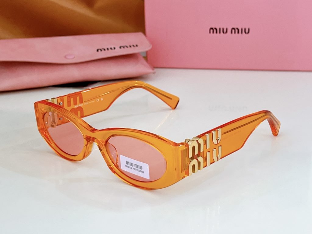 High version of the large logo non-market general merchandise   MIUMIU sunglasses can be salty and sweet!!!! Love it so much!How can beautiful women not have a pair of good-looking sunglassesThis style of sunglasses is r