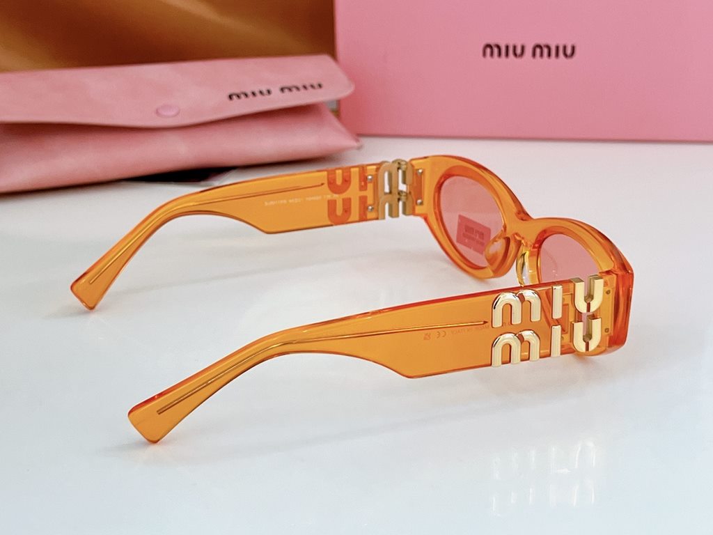 High version of the large logo non-market general merchandise   MIUMIU sunglasses can be salty and sweet!!!! Love it so much!How can beautiful women not have a pair of good-looking sunglassesThis style of sunglasses is r