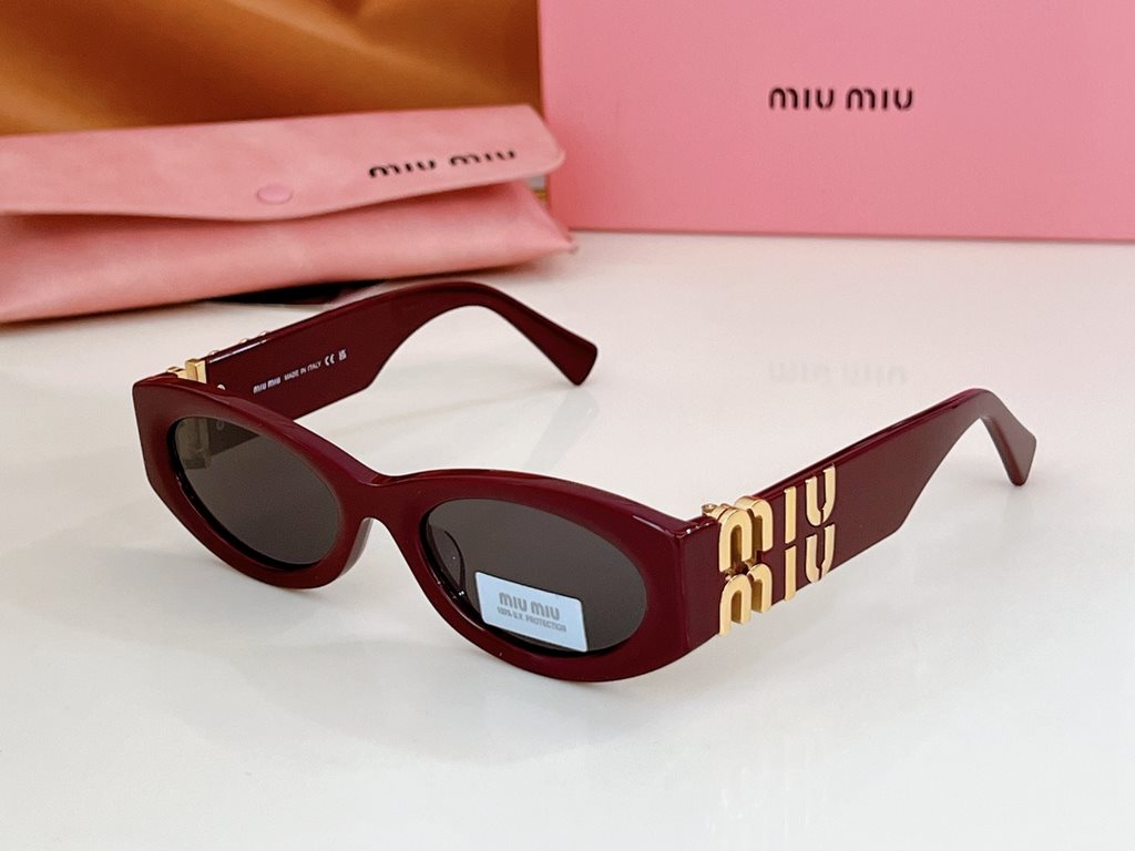 High version of the large logo non-market general merchandise   MIUMIU sunglasses can be salty and sweet!!!! Love it so much!How can beautiful women not have a pair of good-looking sunglassesThis style of sunglasses is r